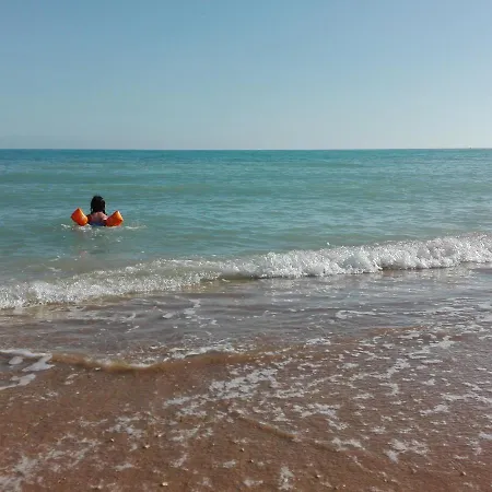 Oroblu. Singola A 50 Metri Dal Mare